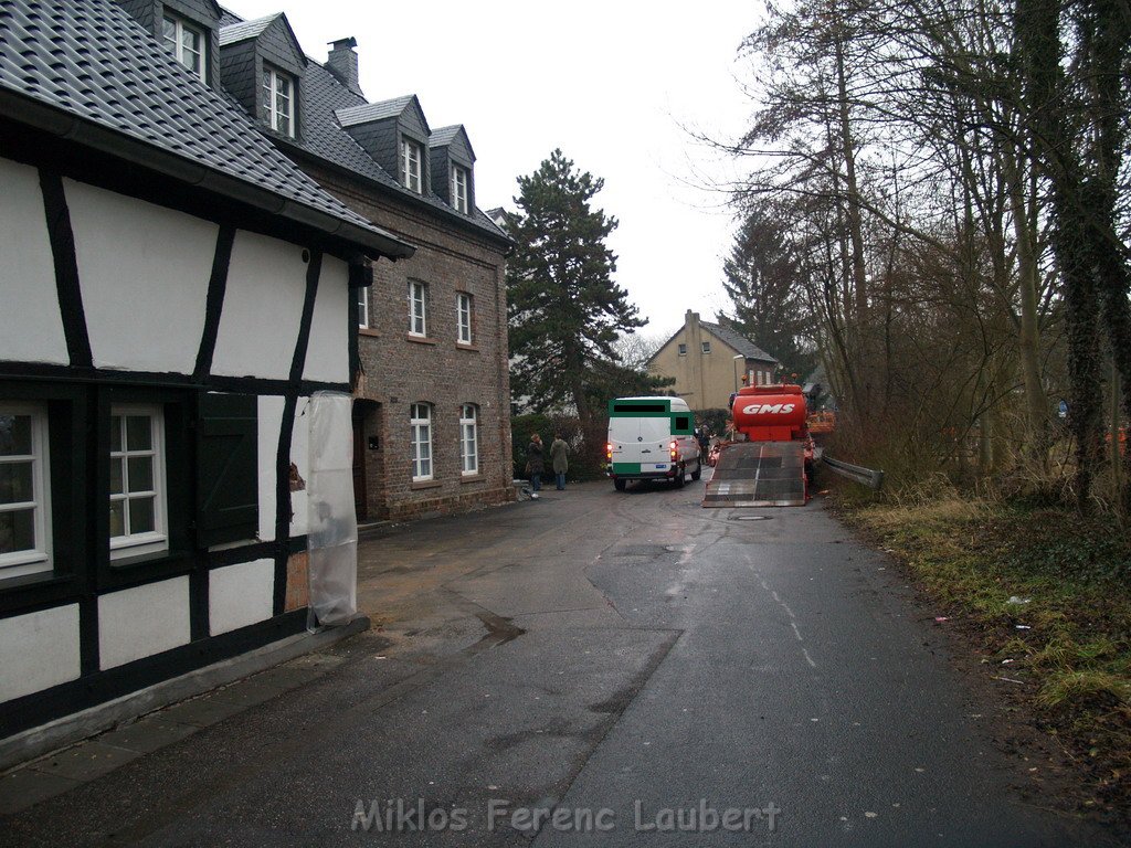 VU Kleinlaster rammt Haus Koeln Holweide Wichheimerstr  P19.JPG